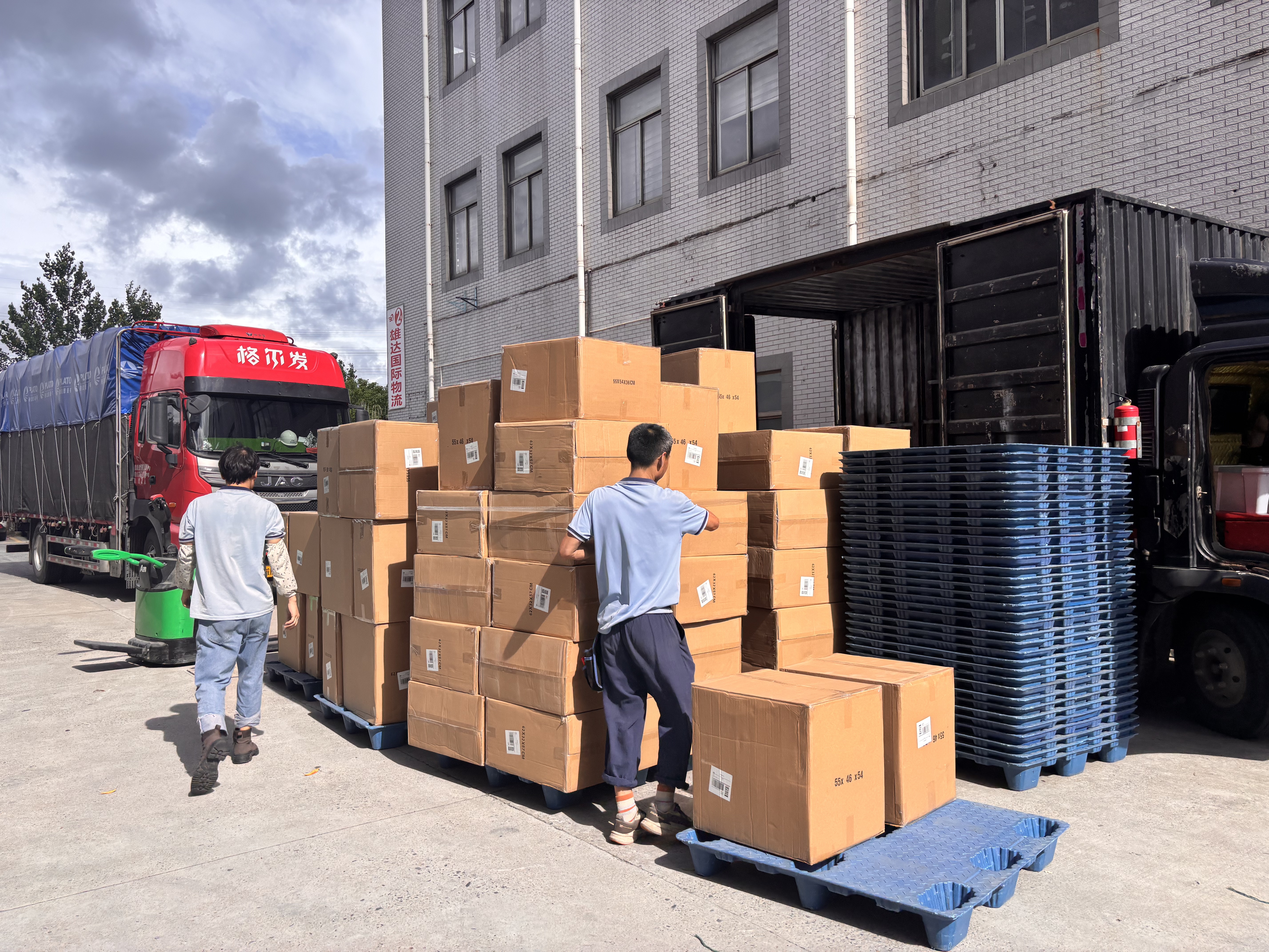 2024年10月14日，美國特朗普政府突然宣布：對進口木材加征10%關稅，對軟墊沙發、廚房櫥柜等家具加征25%關稅。更狠的是，如果其他國家今年底前不跟美國簽貿易協議，2026年起家具關稅還要漲到30%，廚房櫥柜最高漲到50%。這場打著“保護美國產業”旗號的政策，背后藏著不少矛盾和算計。